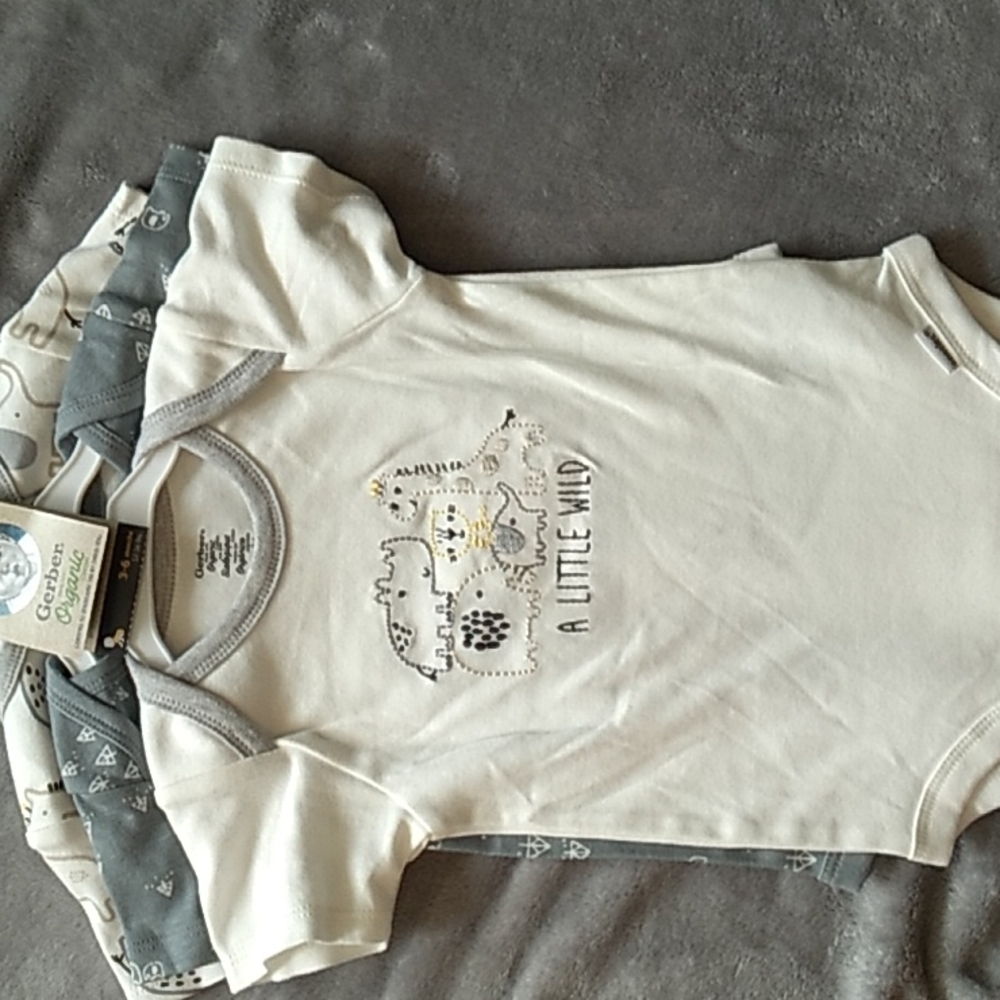 Gerber baby onesies 3-6months neutral colors with animals